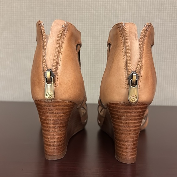 NWOT! Adrienne Vittadini Wedge Sandals - Picture 10 of 16